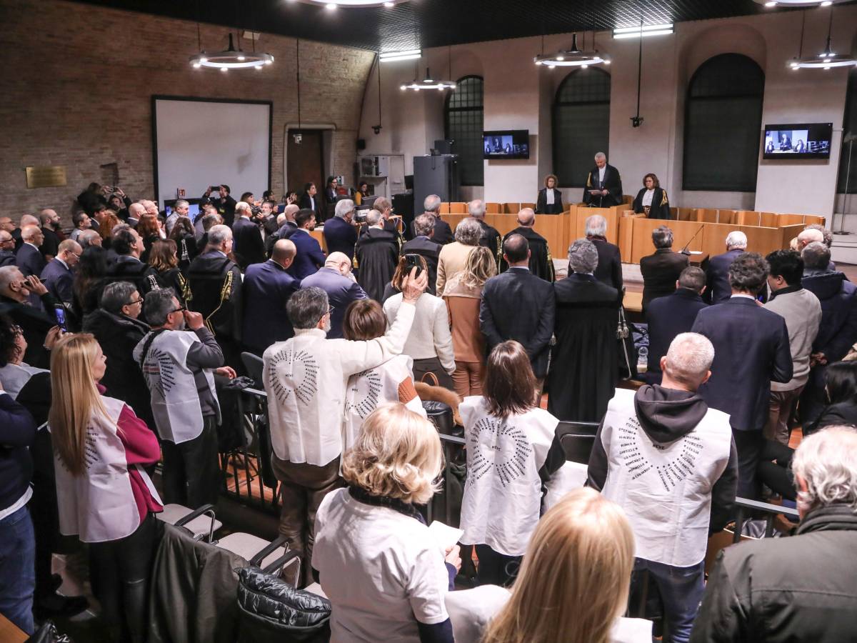 l ex sindaco viene assolto rigopiano l ira dei parenti da Ilgiornale.it l ex sindaco viene assolto rigopiano l ira dei parenti