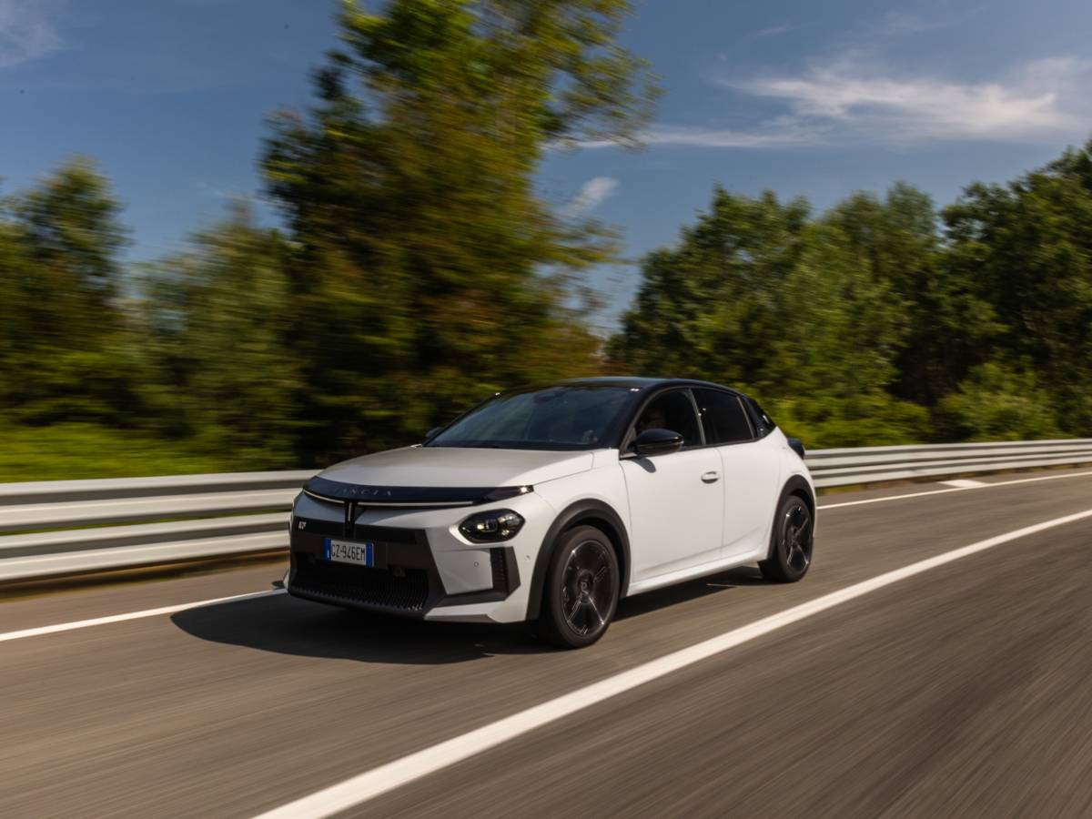 lancia ypsilon hf line look sportivo ma non variano comfort ed efficienza da Ilgiornale.it lancia ypsilon hf line look sportivo ma non variano comfort ed efficienza