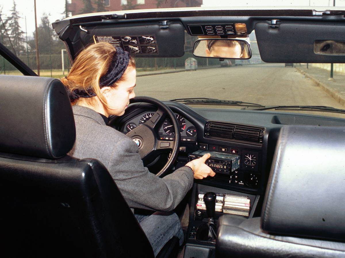Radio via dai cruscotti delle nuove auto, scatta l