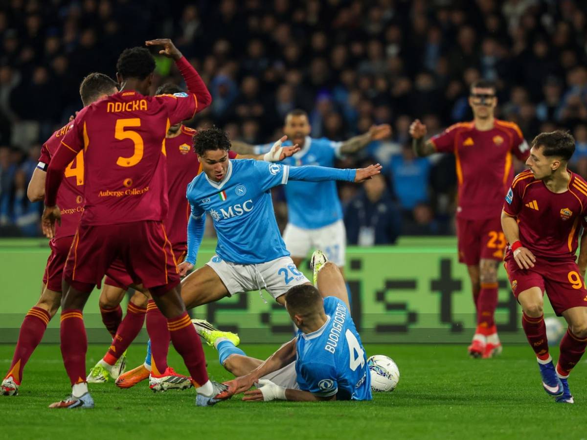 Il Napoli pareggia 2 2 con la Roma, cui non basta la doppietta di Malen Il Napoli pareggia 2 2 con la Roma, cui non basta la doppietta di Malen