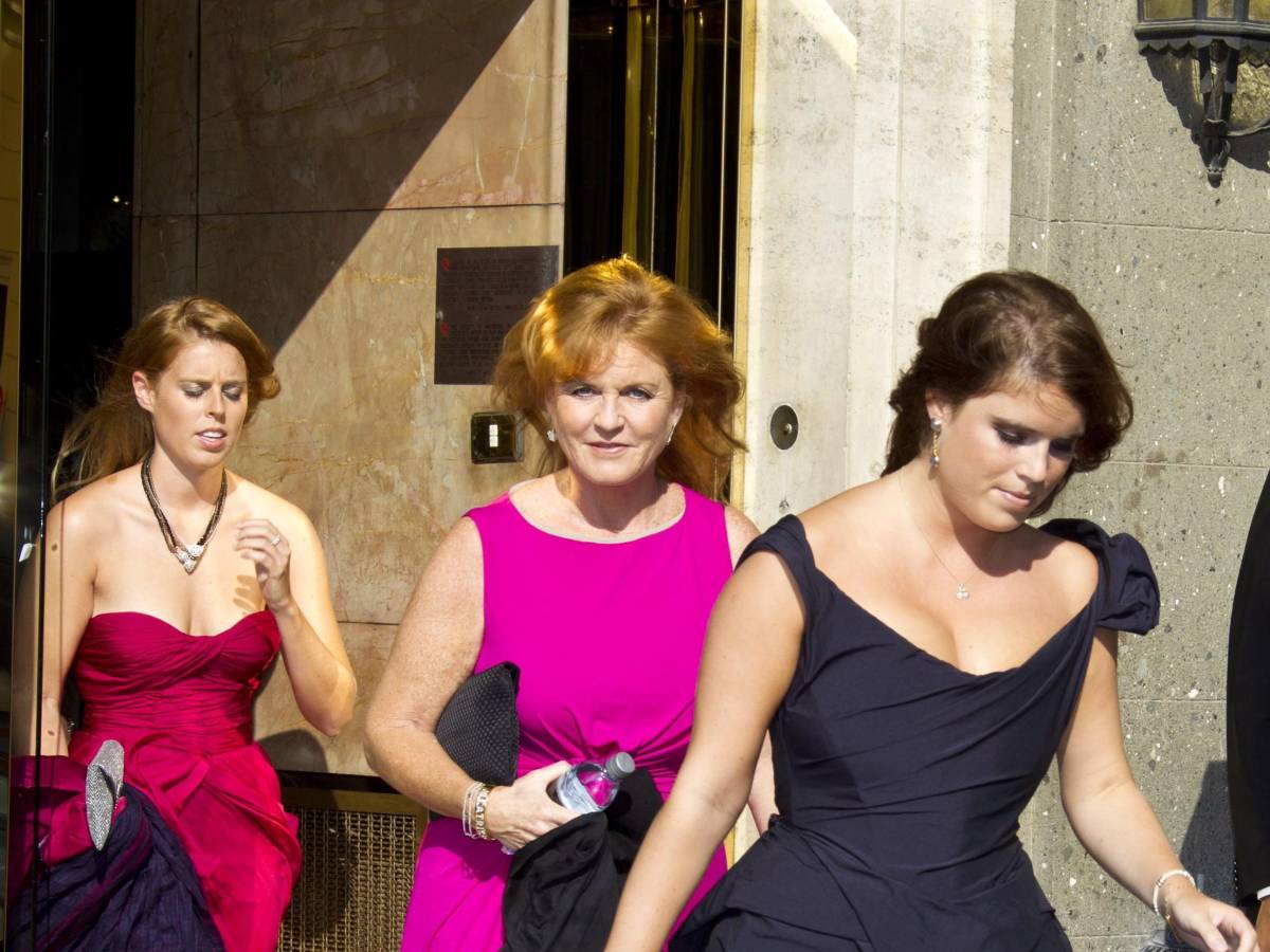 Sarah Ferguson a Epstein: "Mia figlia torna da un weekend di sesso" Sarah Ferguson a Epstein: "Mia figlia torna da un weekend di sesso"