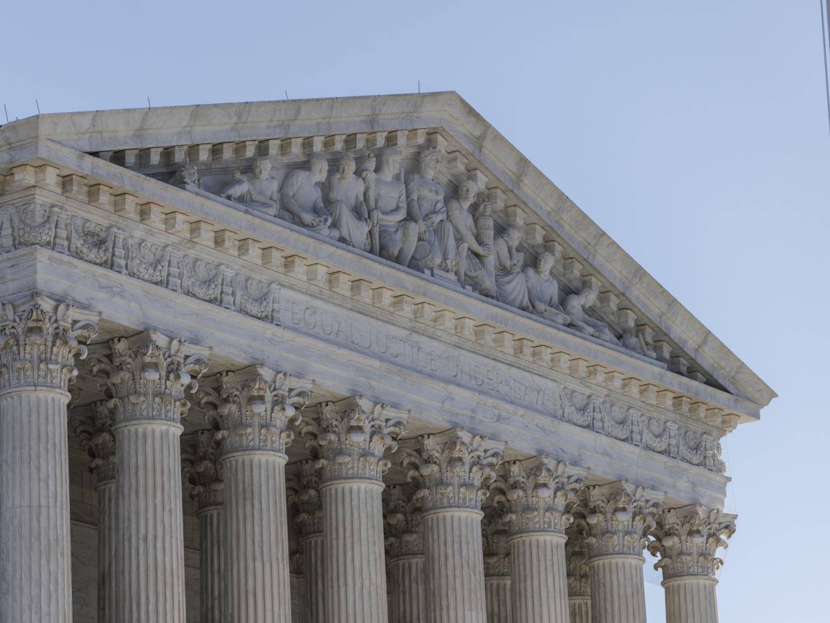 schiaffo della corte suprema ai dazi chi sono i 3 giudici conservatori che hanno tradito trump da Ilgiornale.it schiaffo della corte suprema ai dazi chi sono i 3 giudici conservatori che hanno tradito trump