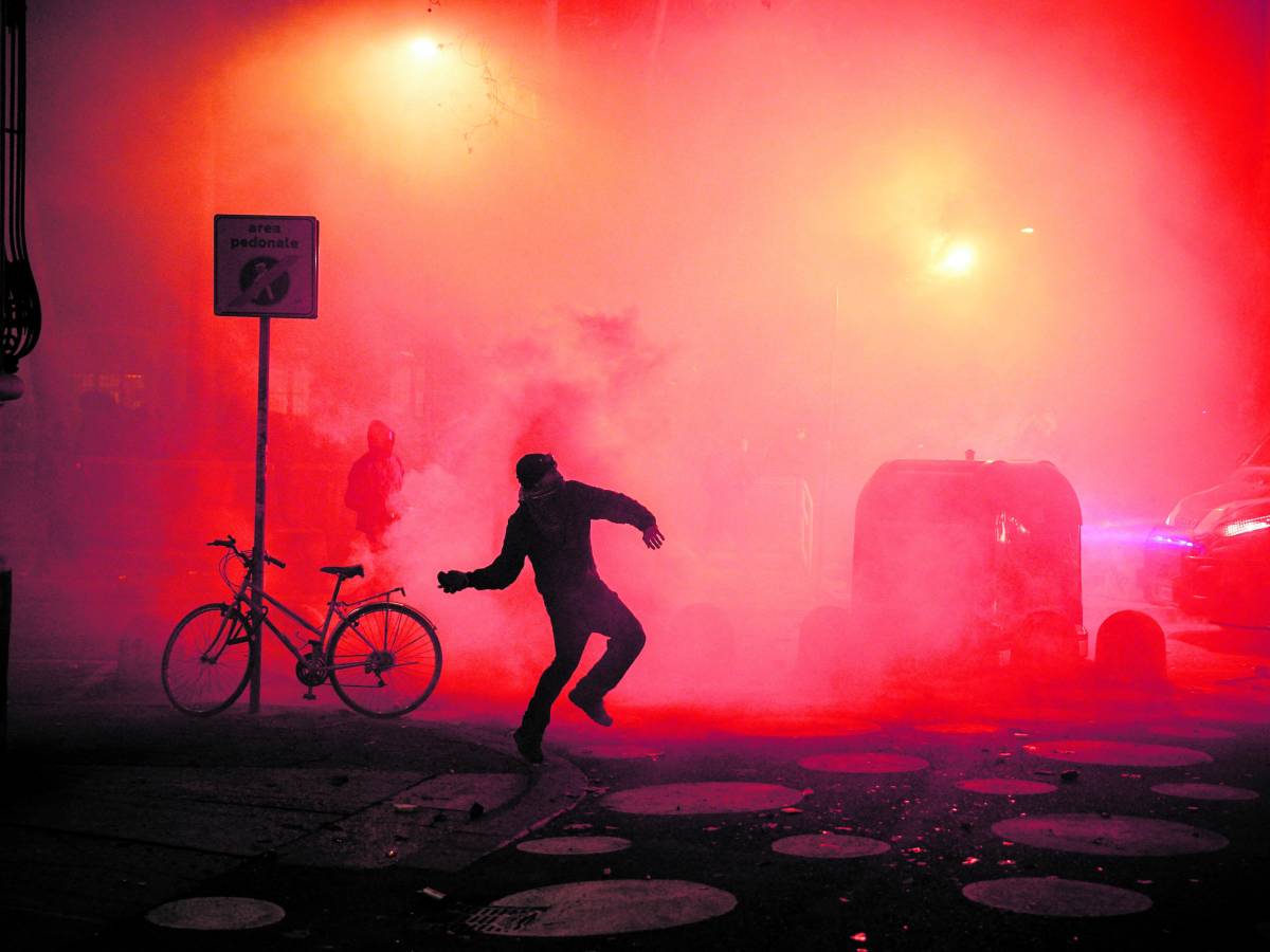 sabotiamo il fronte interno tornano in piazza gli anarchici per cospito da Ilgiornale.it sabotiamo il fronte interno tornano in piazza gli anarchici per cospito