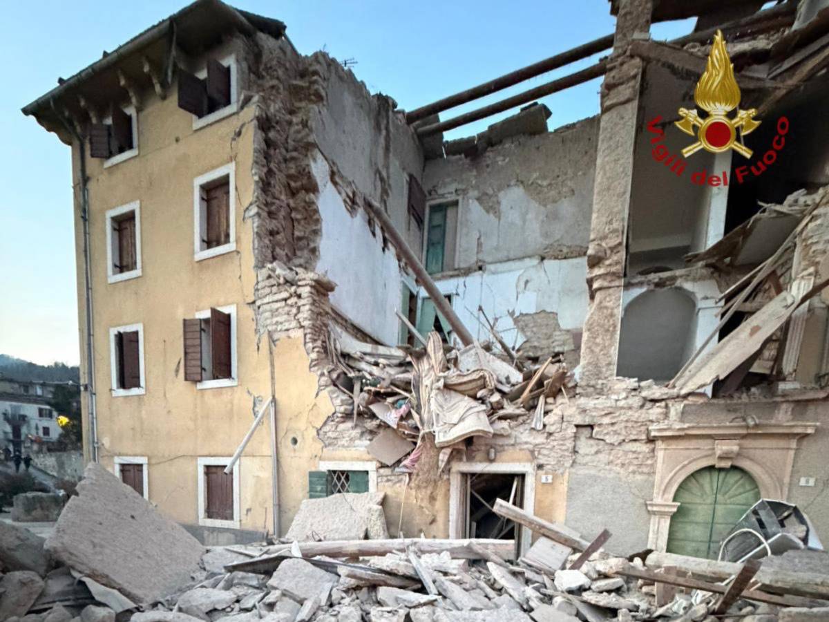 verona esplode una palazzina a negrar un morto e tre estratti vivi dalle macerie da Ilgiornale.it verona esplode una palazzina a negrar un morto e tre estratti vivi dalle macerie