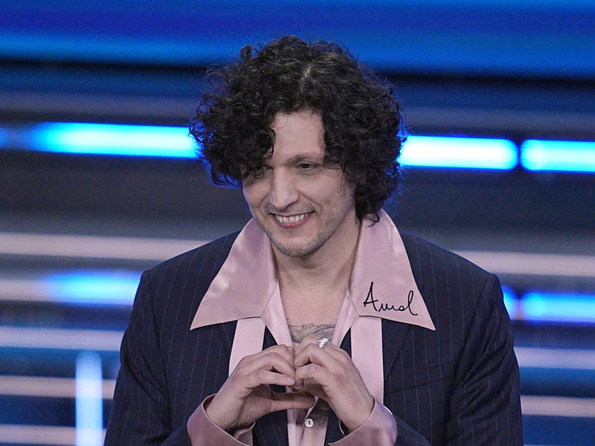 Ermal Meta e il nome della bambina di Gaza sulla camicia