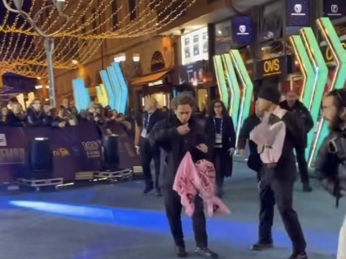 Sanremo, attivisti di Extinction Rebellion irrompono sul blu carpet: “Emergenza sociale”