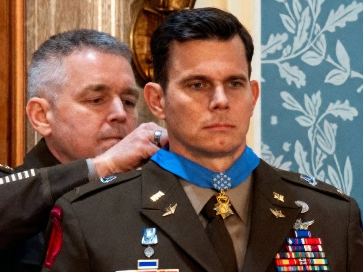 chi 232 eric slover il pilota eroe che ha ricevuto la medaglia d onore per il coraggio anti maduro da Ilgiornale.it chi 232 eric slover il pilota eroe che ha ricevuto la medaglia d onore per il coraggio anti maduro