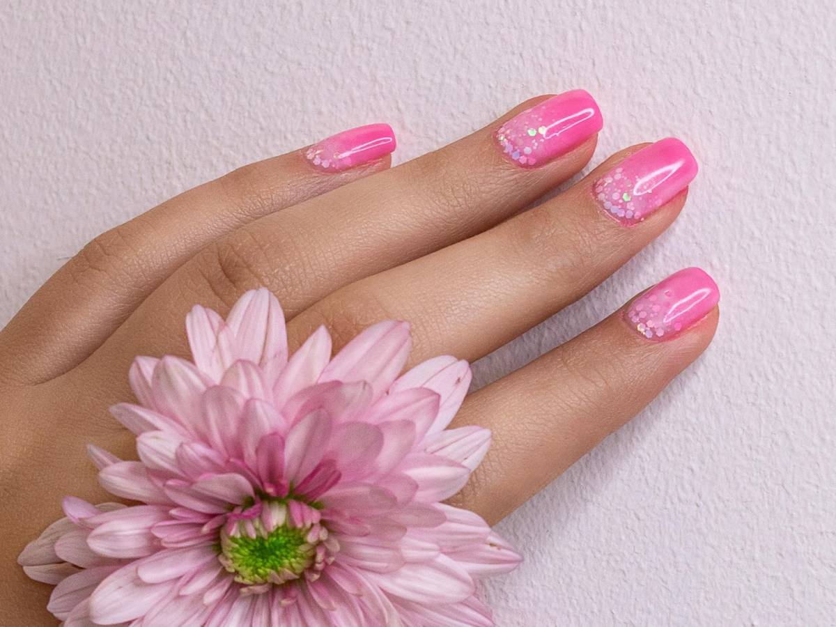 Dal cappuccino mania al fluo: le tendenze unghie 2026 amate da tutte