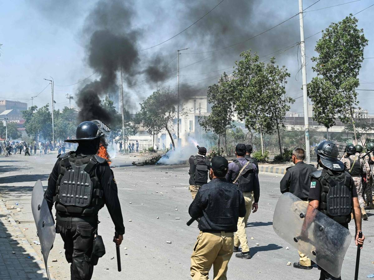 pakistan assalto al consolato usa a karachi dei filo iraniani almeno 9 morti da Ilgiornale.it pakistan assalto al consolato usa a karachi dei filo iraniani almeno 9 morti