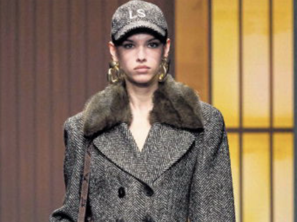 scervino alchimista il cappotto militare non nasconde chiffon e sottovesti da Ilgiornale.it scervino alchimista il cappotto militare non nasconde chiffon e sottovesti