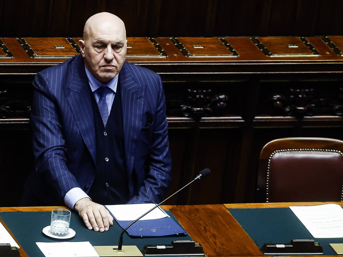 Il ministro Crosetto in volto verso l Il ministro Crosetto in volto verso l