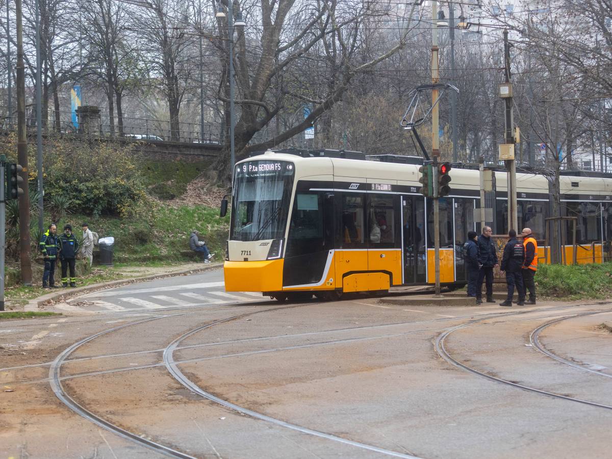 milano il tram 27 prende fuoco in via marco bruto fumo e panico a bordo una ventina di persone da Ilgiornale.it milano il tram 27 prende fuoco in via marco bruto fumo e panico a bordo una ventina di persone
