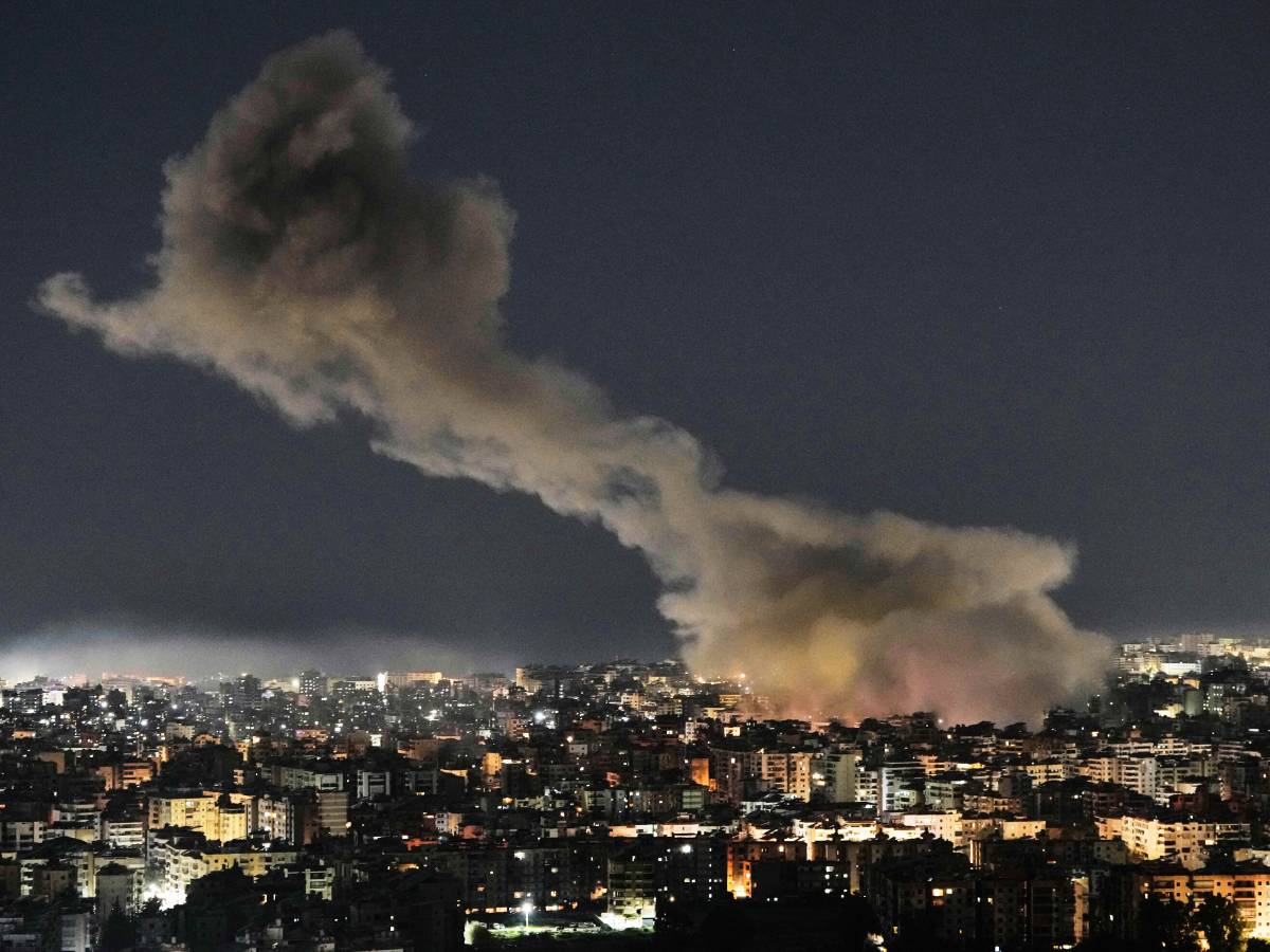 Colpita l’ambasciata Usa a Riad. La Casa Bianca: "Risponderemo". Israele: "Attacchi simultanei contro Iran e Hezbollah"