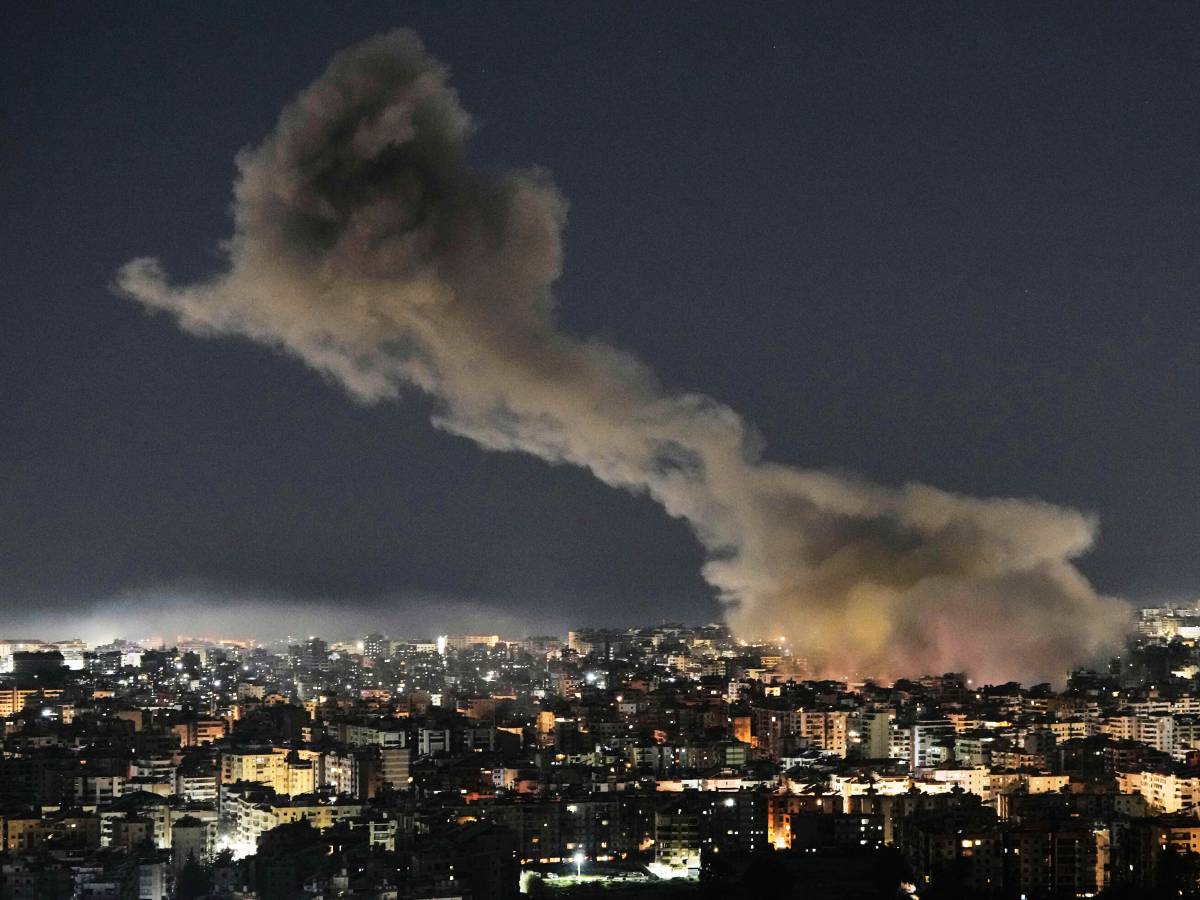 Colpita l’ambasciata Usa a Riad. La Casa Bianca: "Risponderemo". Israele: "Attacchi simultanei contro Iran e Hezbollah" Colpita l’ambasciata Usa a Riad. La Casa Bianca: "Risponderemo". Israele: "Attacchi simultanei contro Iran e Hezbollah"