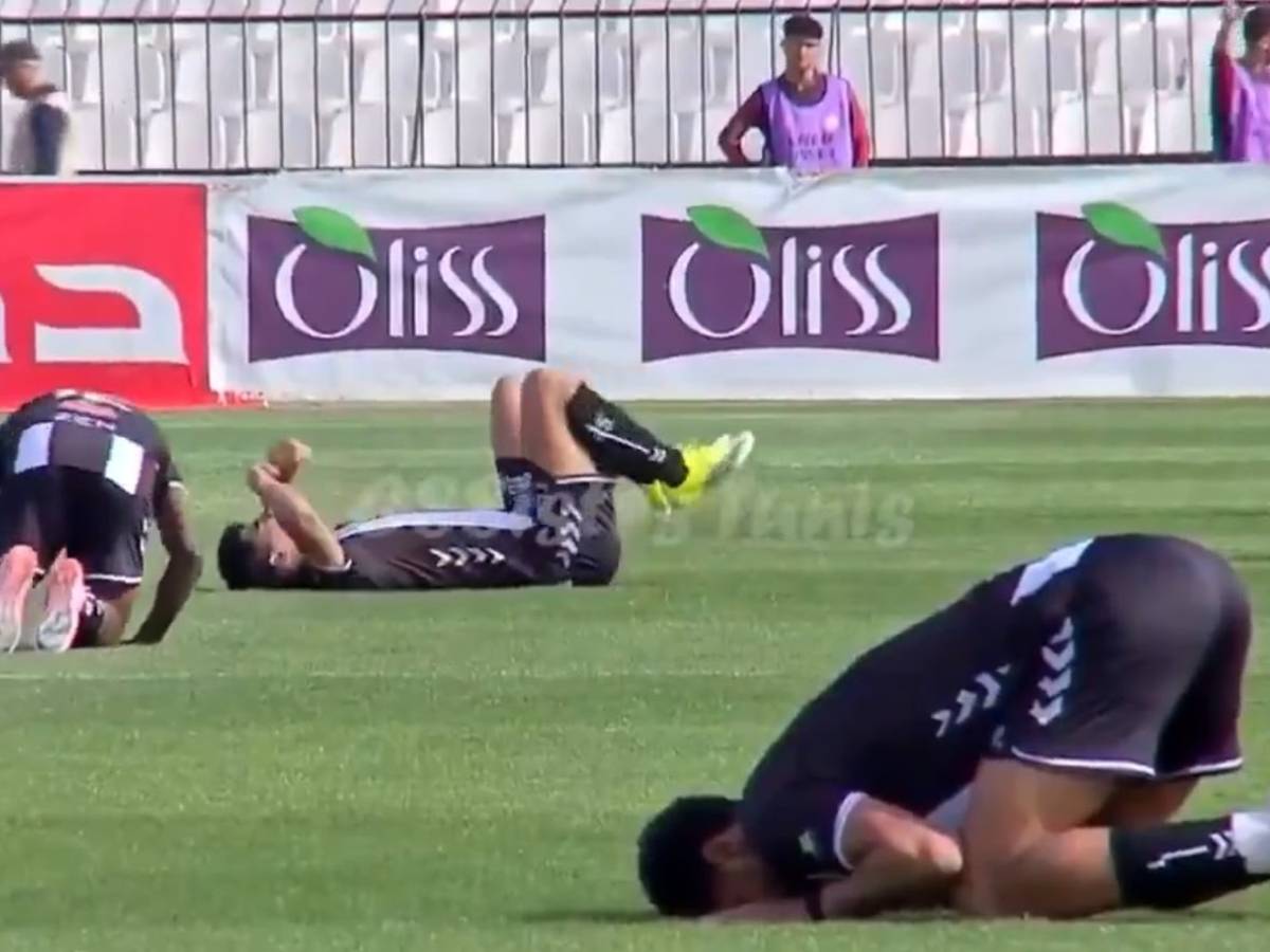 l incontro sotto il sole durante il digiuno del ramadan i calciatori crollano a terra le immagini folli da Ilgiornale.it l incontro sotto il sole durante il digiuno del ramadan i calciatori crollano a terra le immagini folli