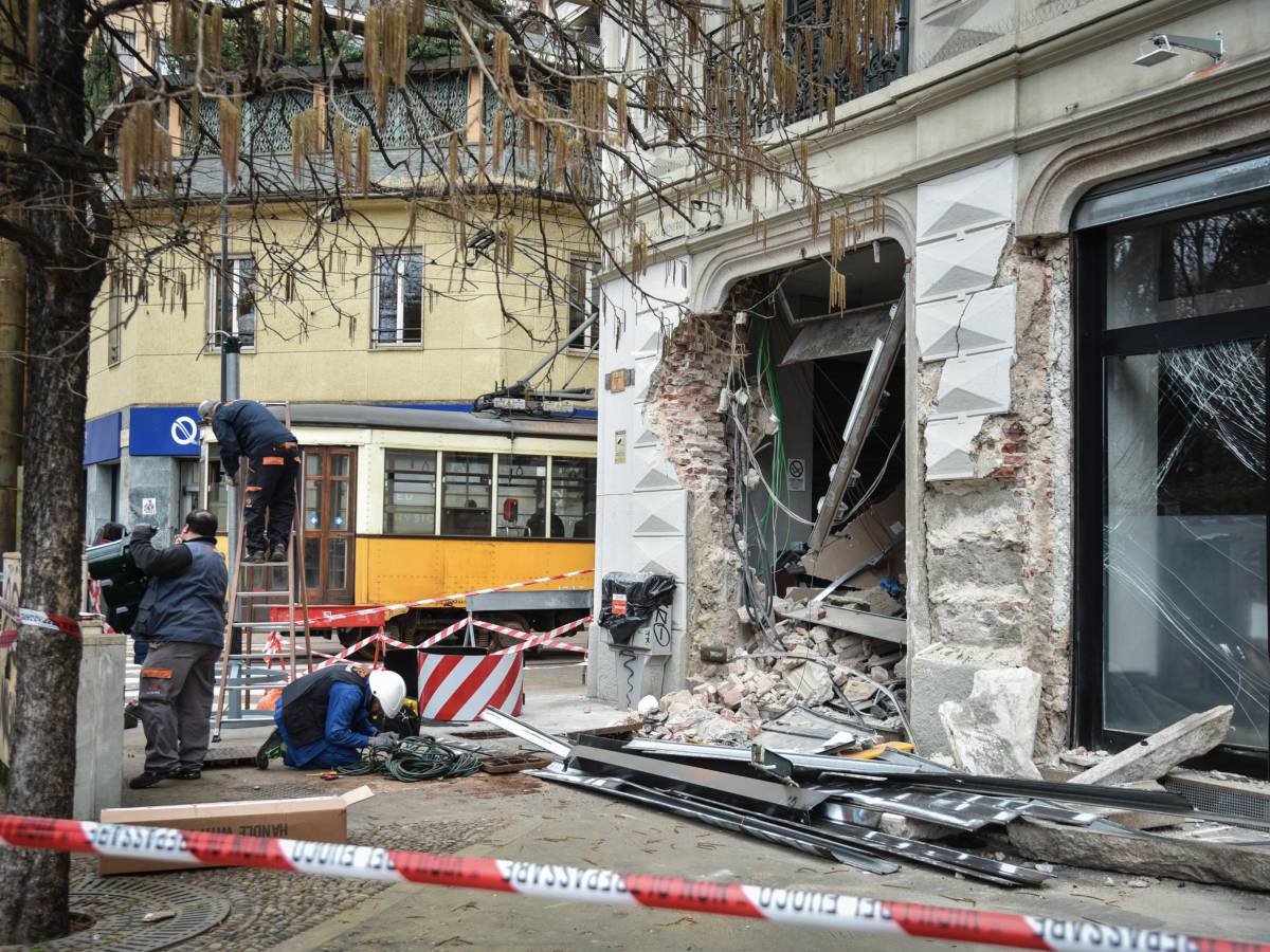"Andava fortissimo": le parole della compagna di una delle vittime del tram deragliato a Milano "Andava fortissimo": le parole della compagna di una delle vittime del tram deragliato a Milano