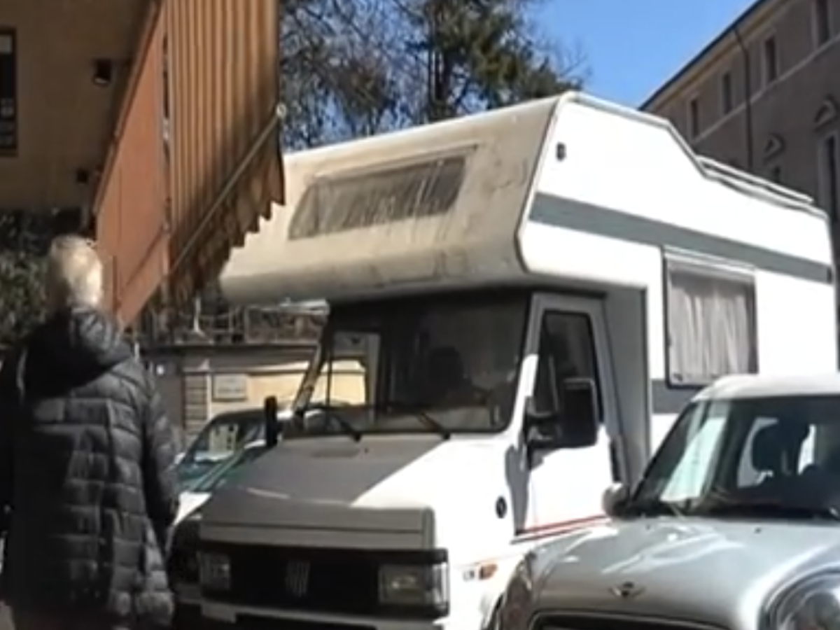camper e furgoni di rom occupano i parcheggi dell8217ospedale scoppia la protesta dei cittadini da Ilgiornale.it camper e furgoni di rom occupano i parcheggi dell8217ospedale scoppia la protesta dei cittadini