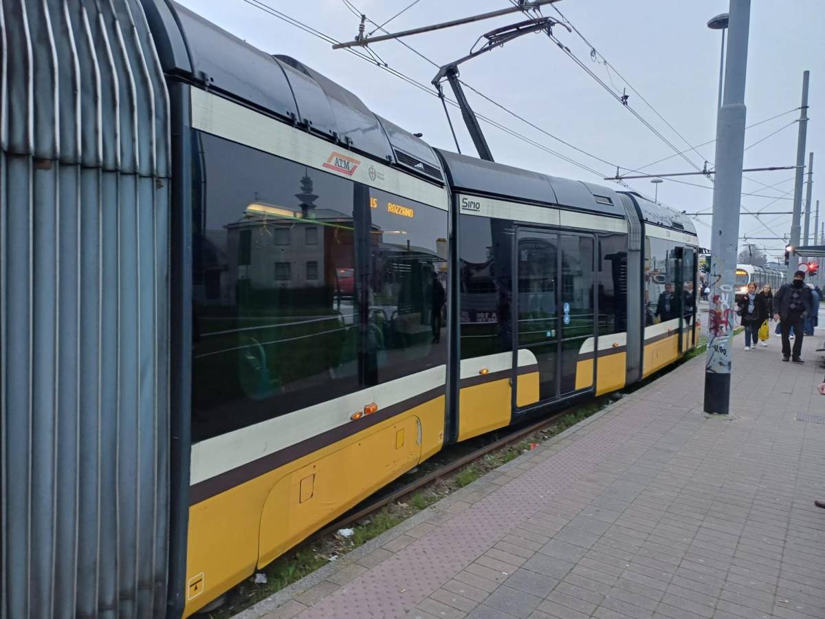milano resta incastrata nel tram e viene trascinata salvata dai carabinieri in extremis da Ilgiornale.it milano resta incastrata nel tram e viene trascinata salvata dai carabinieri in extremis