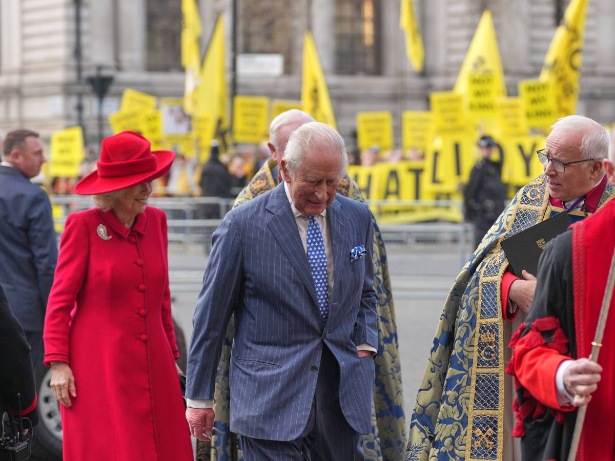 abbasso la corona urla contro re carlo contestati anche kate e william al commonwealth day da Ilgiornale.it abbasso la corona urla contro re carlo contestati anche kate e william al commonwealth day