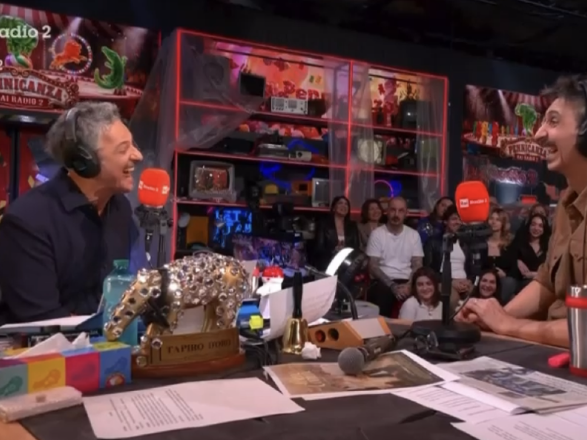 Gli attacchi omofobi a Cerno finiscono anche da Fiorello: “Se sei gay devi essere di sinistra” Gli attacchi omofobi a Cerno finiscono anche da Fiorello: “Se sei gay devi essere di sinistra”