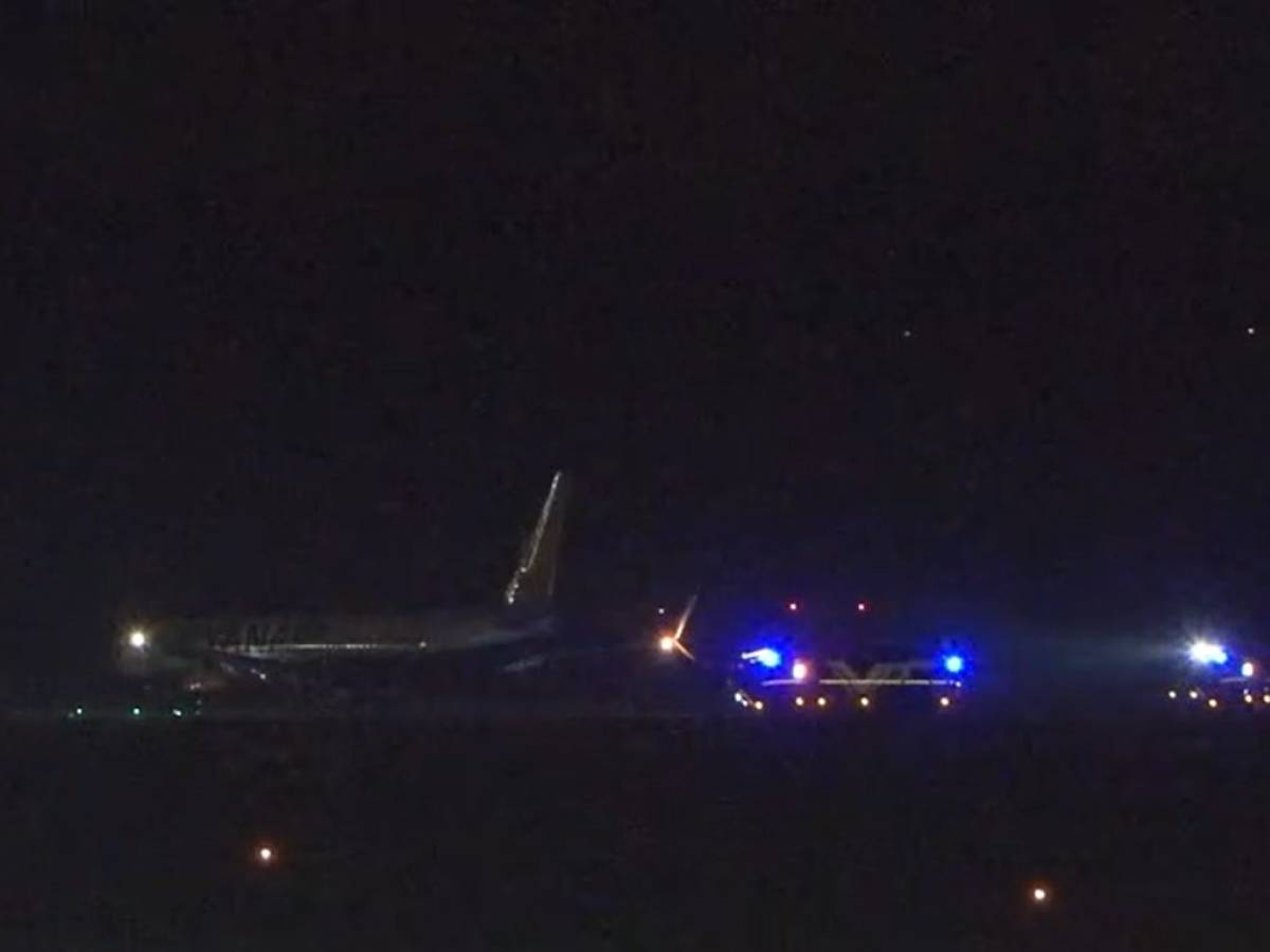 paura a malpensa l aereo ryanair atterra in emergenza ambulanze in pista e panico a bordo da Ilgiornale.it paura a malpensa l aereo ryanair atterra in emergenza ambulanze in pista e panico a bordo