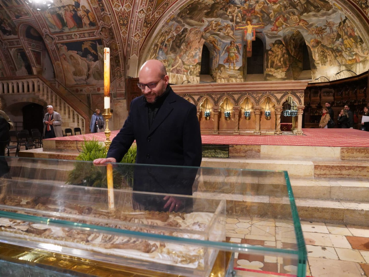 Il presidente Fontana: “Esempio di San Francesco d’Assisi è speranza di pace”