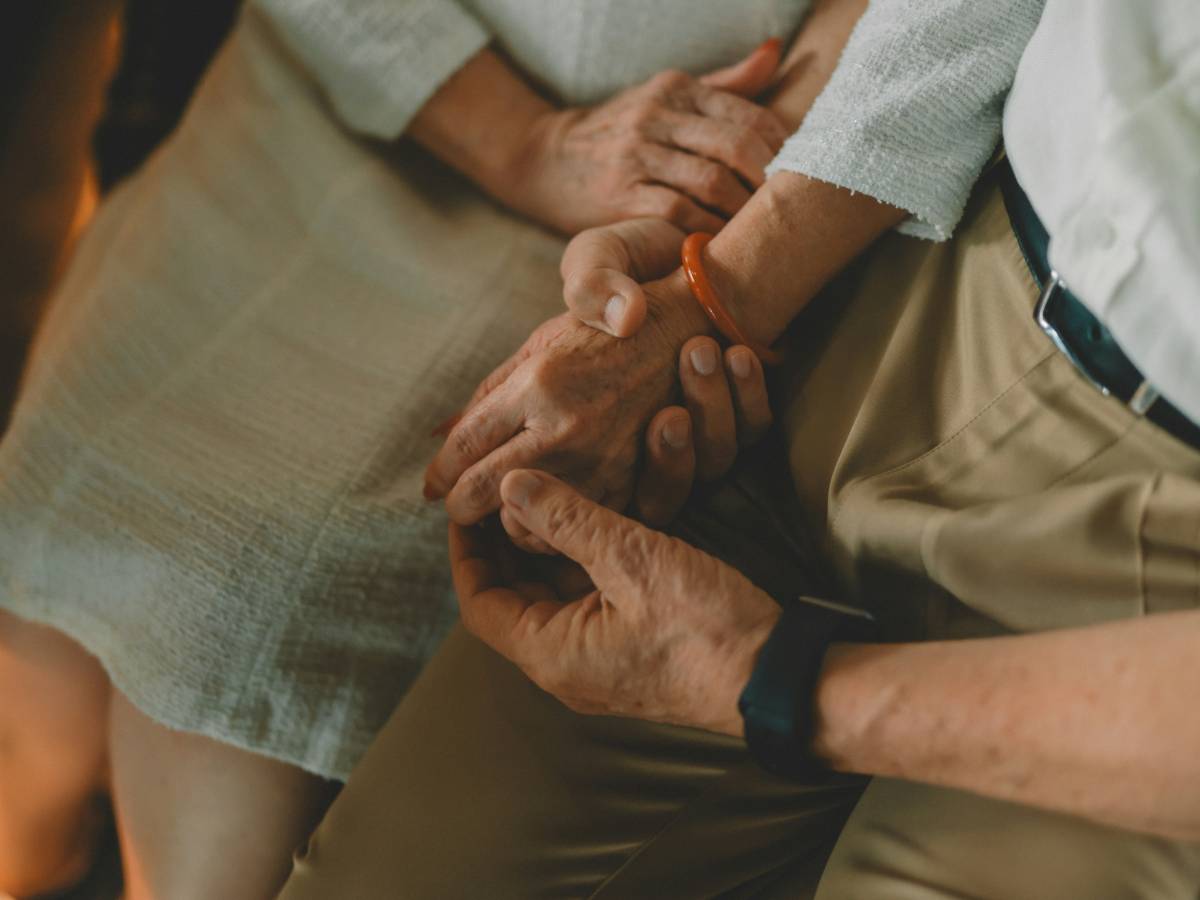 Demenza, un sintomo proveniente dalle mani potrebbe segnalare la malattia