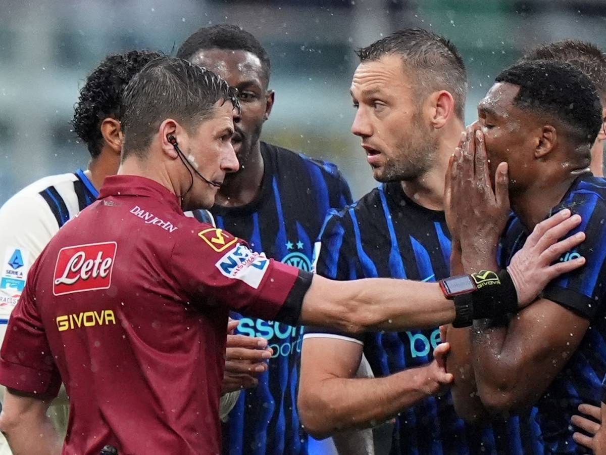 l arbitro manganiello promosso dall8217aia ma fermato un turno che succede da Ilgiornale.it l arbitro manganiello promosso dall8217aia ma fermato un turno che succede