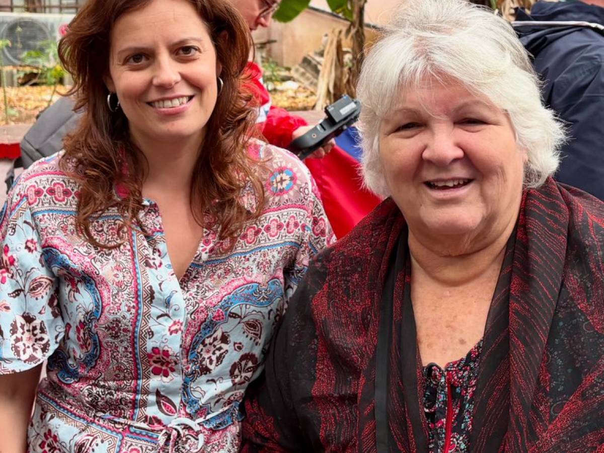 Cuba, Salis e il solito cuore rosso: selfie con la figlia del Che