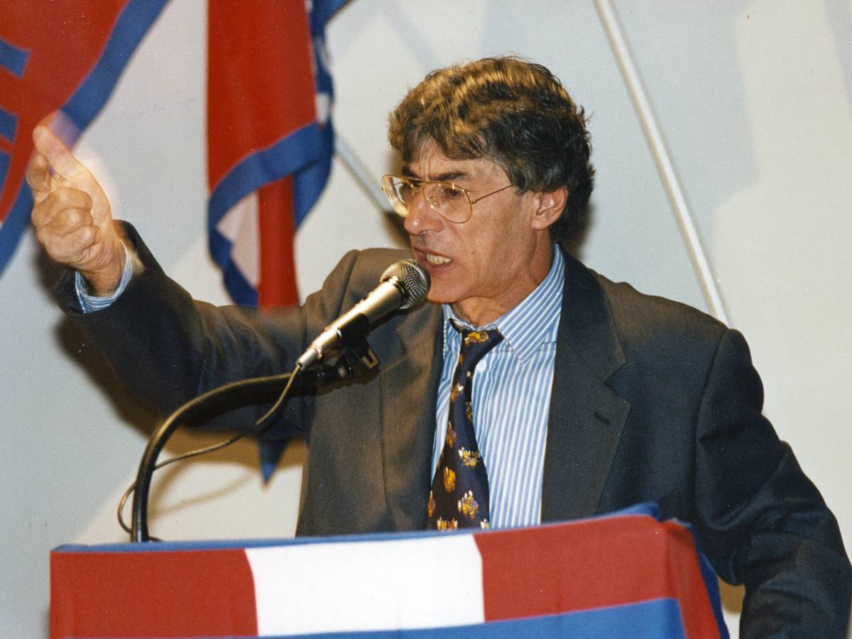 Niente cerimoniale, posti riservati limitati, il ruolo di Giorgetti: domani i funerali di Bossi