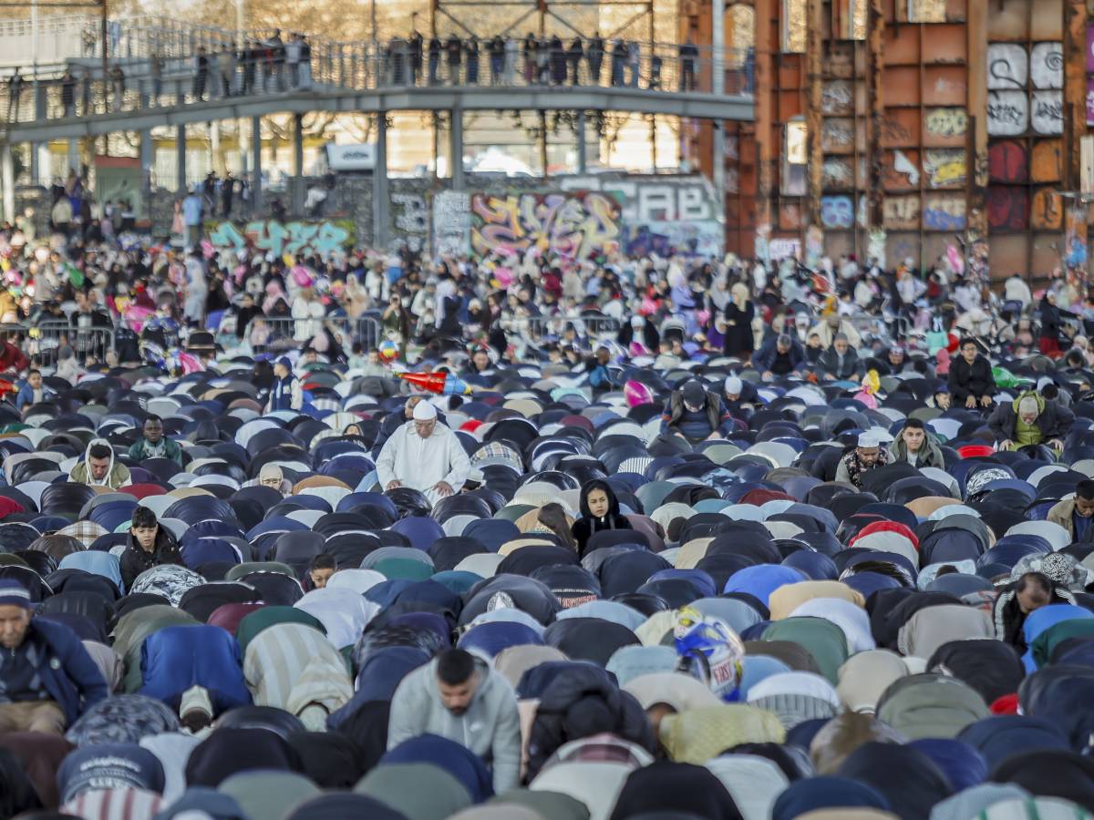 Spazi pubblici “occupati" dal Ramadan: un Spazi pubblici “occupati" dal Ramadan: un