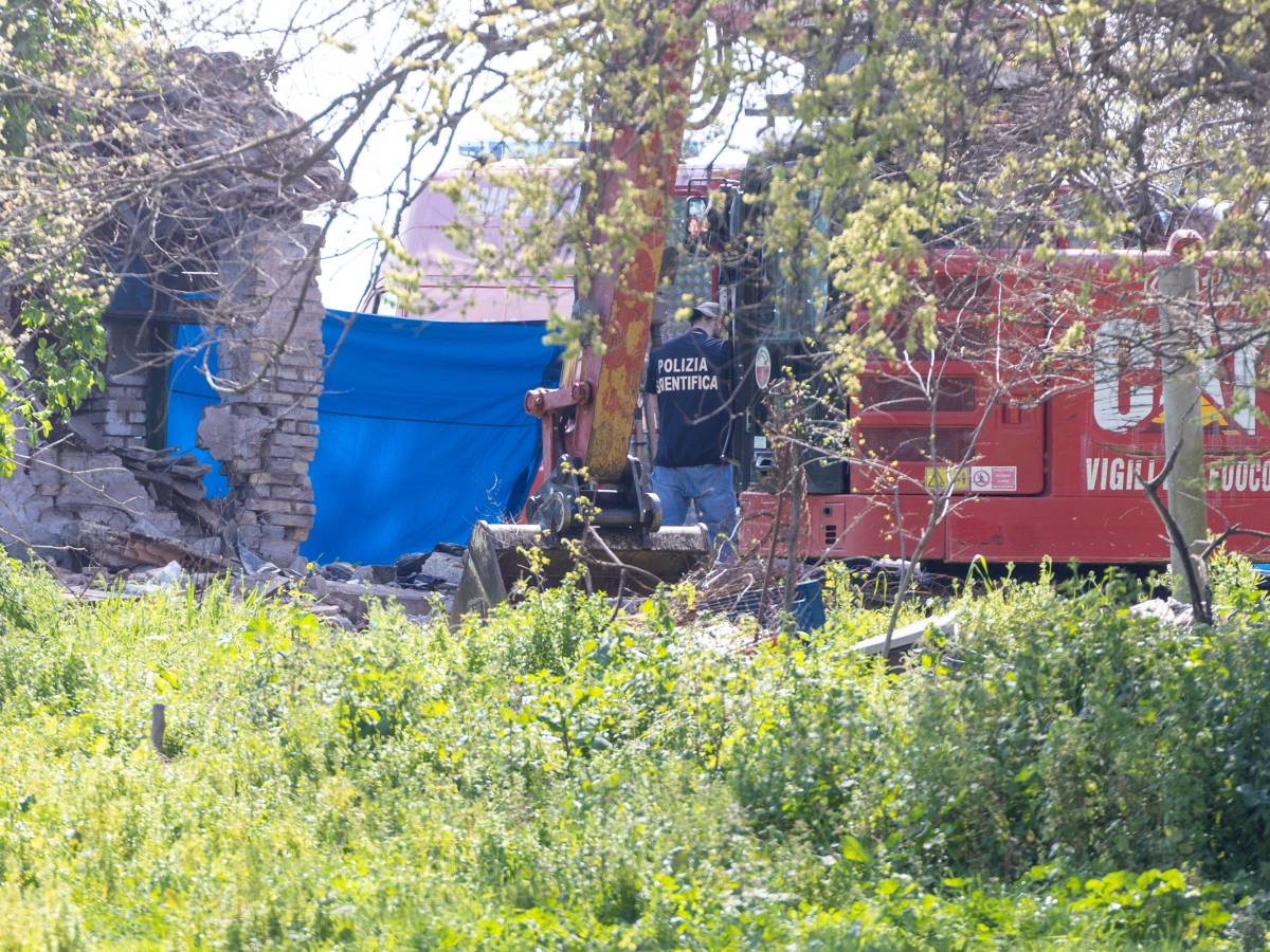 Esplode un casale abbandonato, morti due anarchici a Roma. L