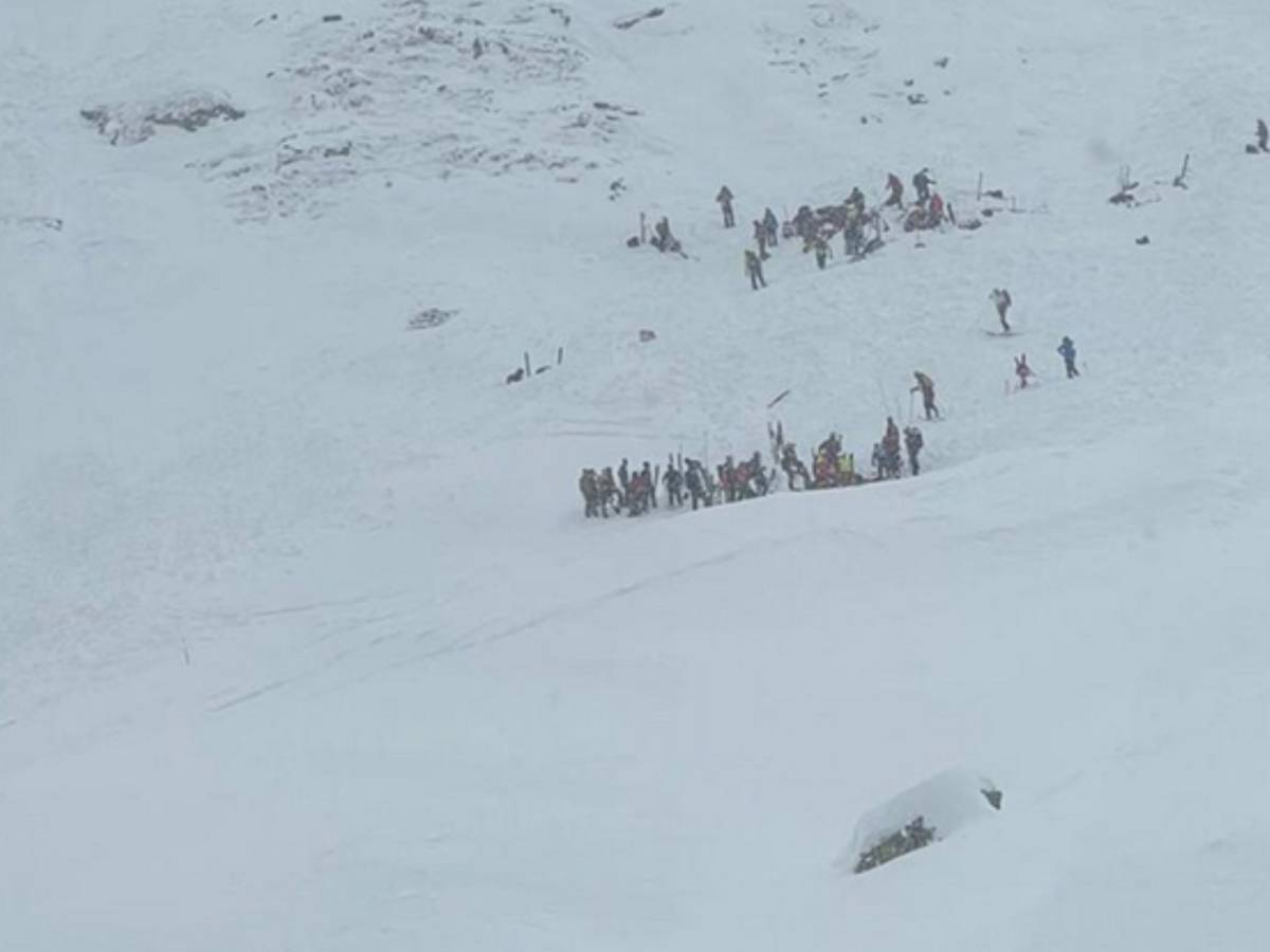 Valanga in Alto Adige, dieci persone travolte. In corso maxi operazione di soccorso Valanga in Alto Adige, dieci persone travolte. In corso maxi operazione di soccorso