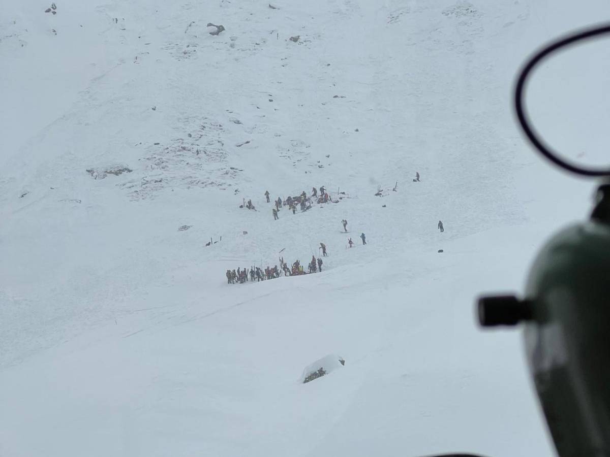 Valanga in Alto Adige, coinvolti 25 scialpinisti: due morti e cinque feriti, tre sono gravi Valanga in Alto Adige, coinvolti 25 scialpinisti: due morti e cinque feriti, tre sono gravi