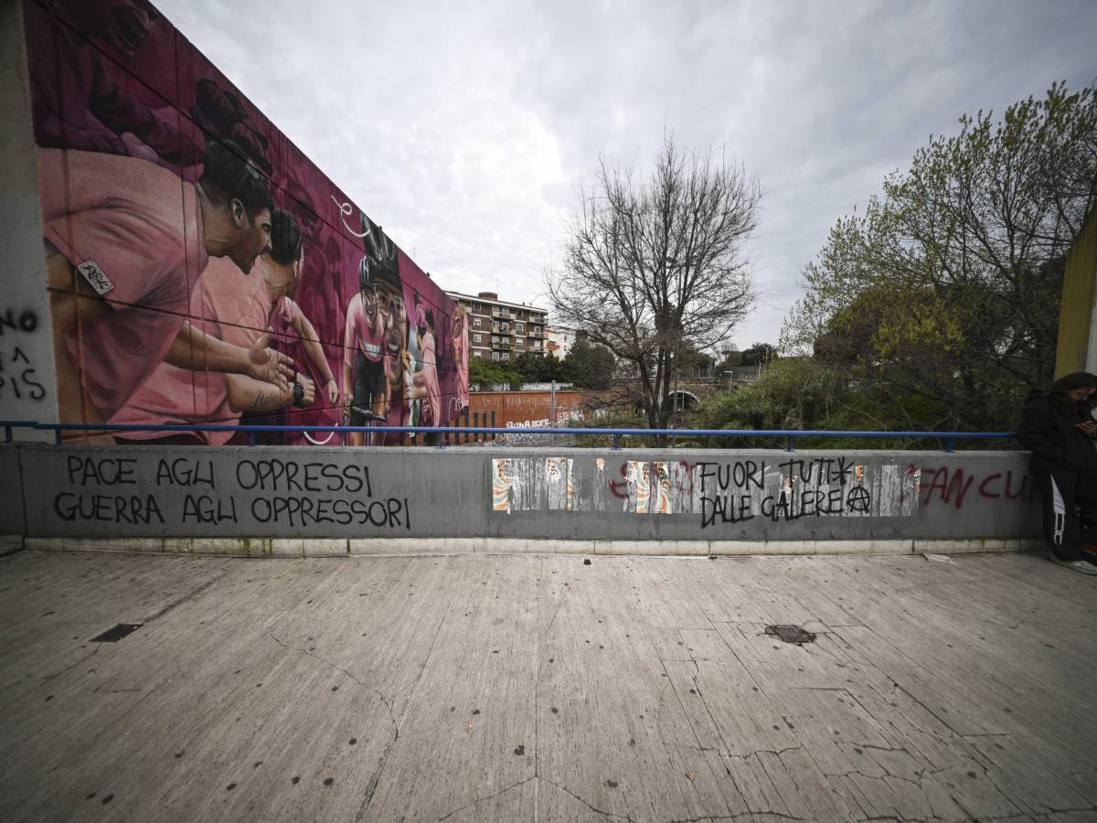 la nostra vendetta sar224 terribile le scritte choc degli anarchici contro le forze di polizia da Ilgiornale.it la nostra vendetta sar224 terribile le scritte choc degli anarchici contro le forze di polizia