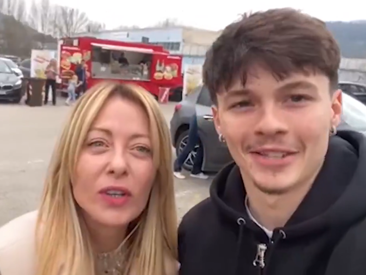 prima il selfie poi la confessione del 18enne voto no al referendum la lezione della meloni 200 la democrazia da Ilgiornale.it prima il selfie poi la confessione del 18enne voto no al referendum la lezione della meloni 200 la democrazia