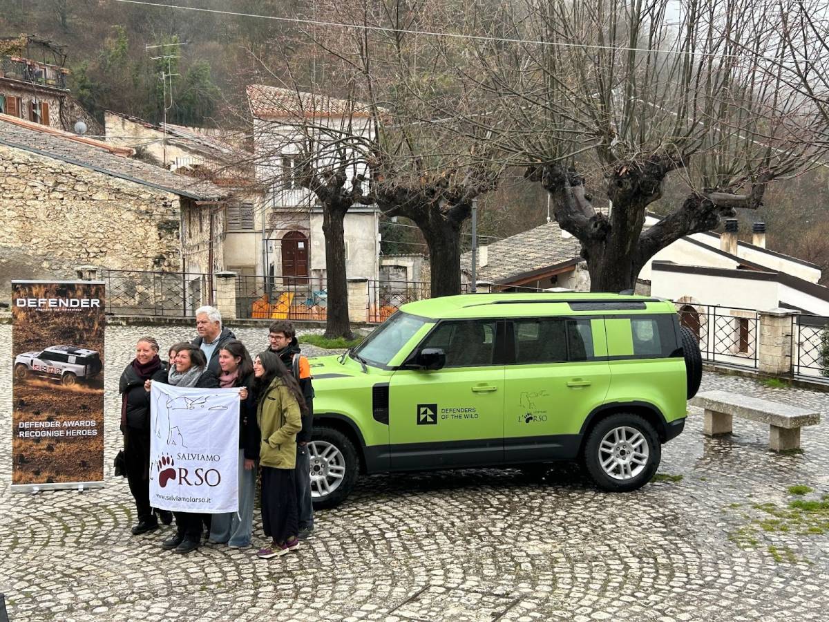 defender awards all8217associazione salviamo l8217orso un defender 110 per due anni da Ilgiornale.it defender awards all8217associazione salviamo l8217orso un defender 110 per due anni
