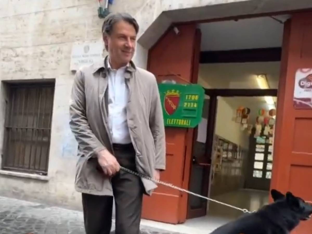 Conte al voto con il cane, ma dimentica la tessera elettorale Conte al voto con il cane, ma dimentica la tessera elettorale