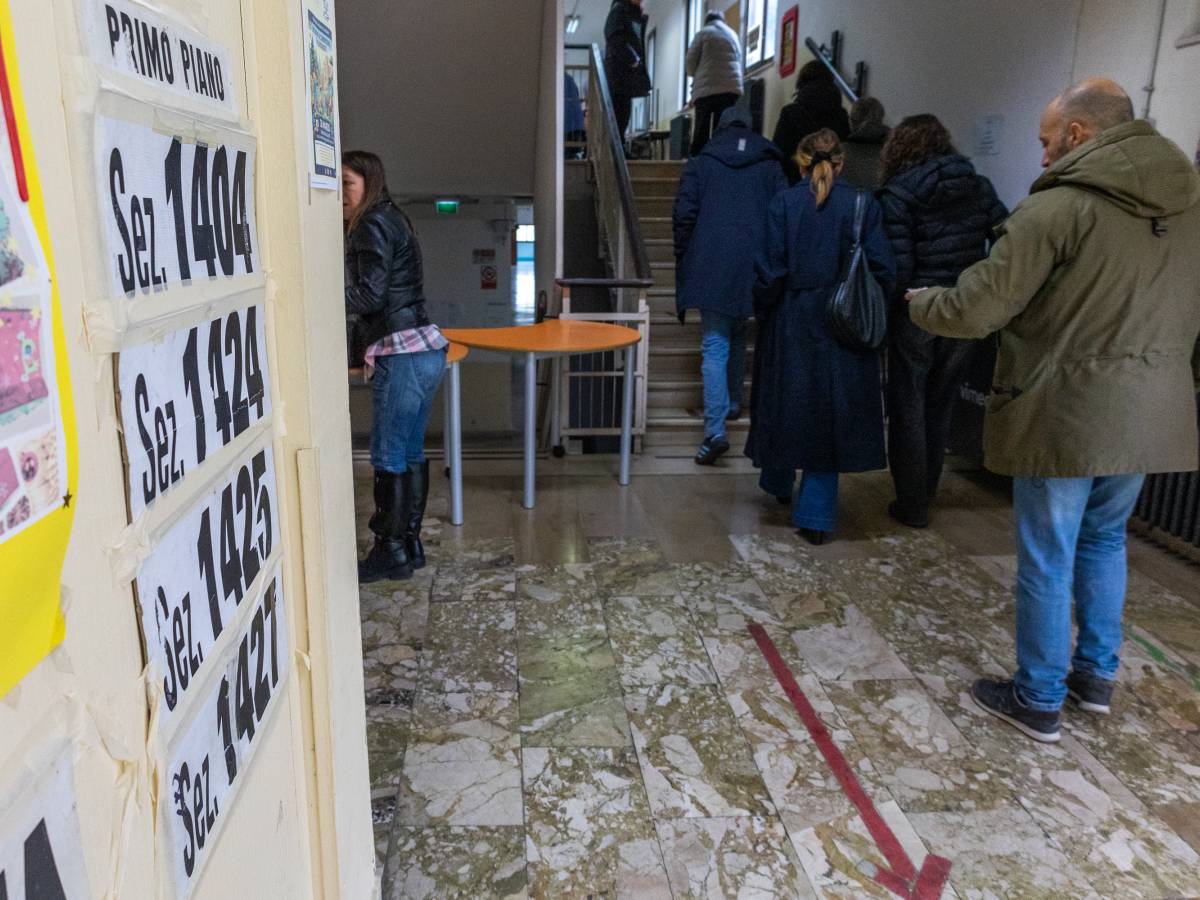 lite a urne aperte tra spille e bus gratis le foto fuori legge degli islamici ai seggi da Ilgiornale.it lite a urne aperte tra spille e bus gratis le foto fuori legge degli islamici ai seggi