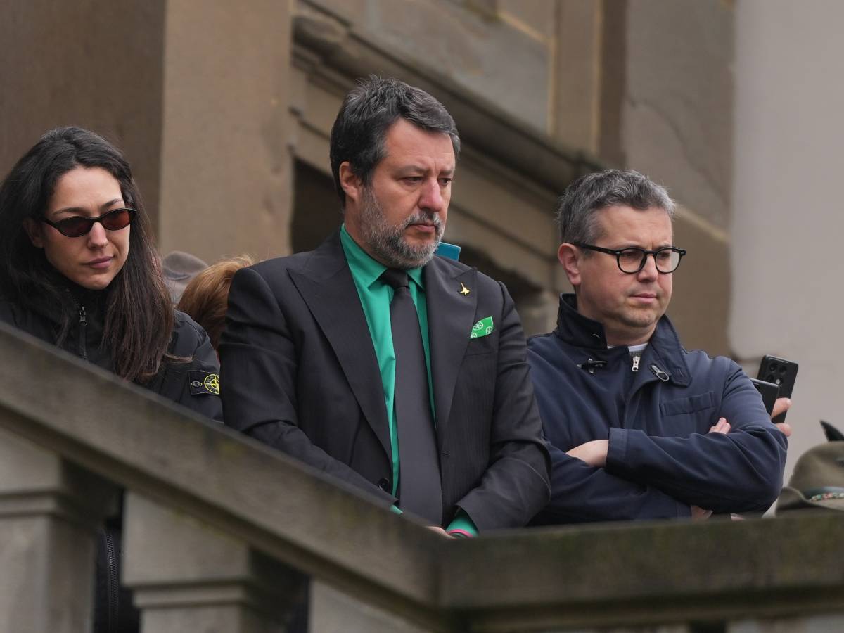 l8217omaggio di salvini in camicia verde per l8217unit224 della lega mai mollare da Ilgiornale.it l8217omaggio di salvini in camicia verde per l8217unit224 della lega mai mollare