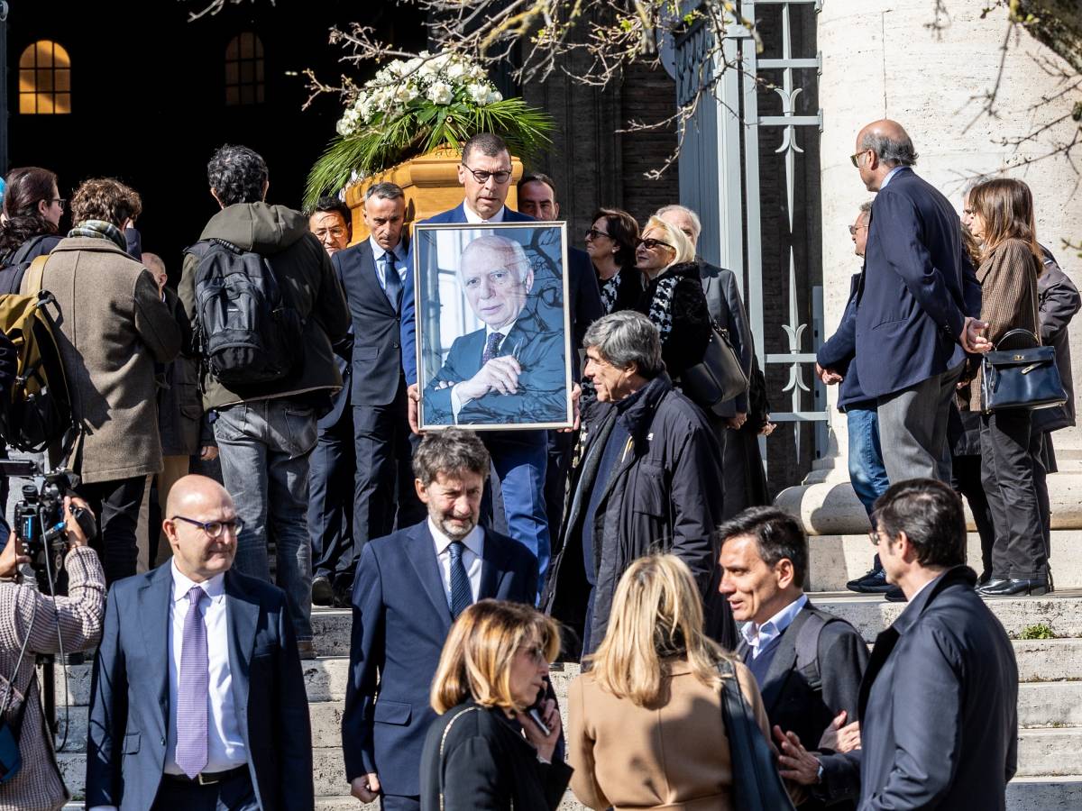 addio a paolo cirino pomicino ai funerali c 232 tutta la ex dc l omelia un uomo che sapeva mediare da Ilgiornale.it addio a paolo cirino pomicino ai funerali c 232 tutta la ex dc l omelia un uomo che sapeva mediare
