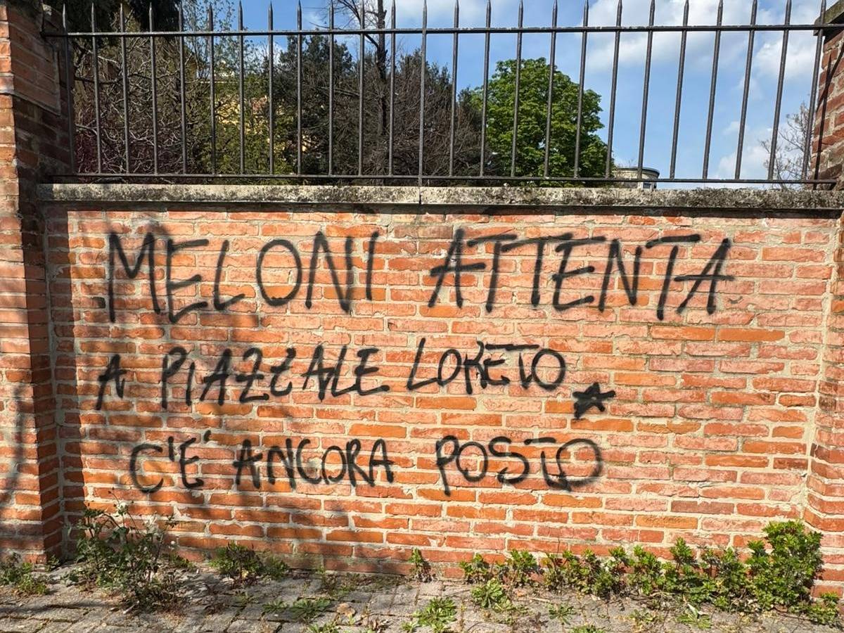 "Meloni attenta. A piazzale Loreto…". Scritta choc di Bologna "firmata" dalla stella a cinque punte "Meloni attenta. A piazzale Loreto…". Scritta choc di Bologna "firmata" dalla stella a cinque punte