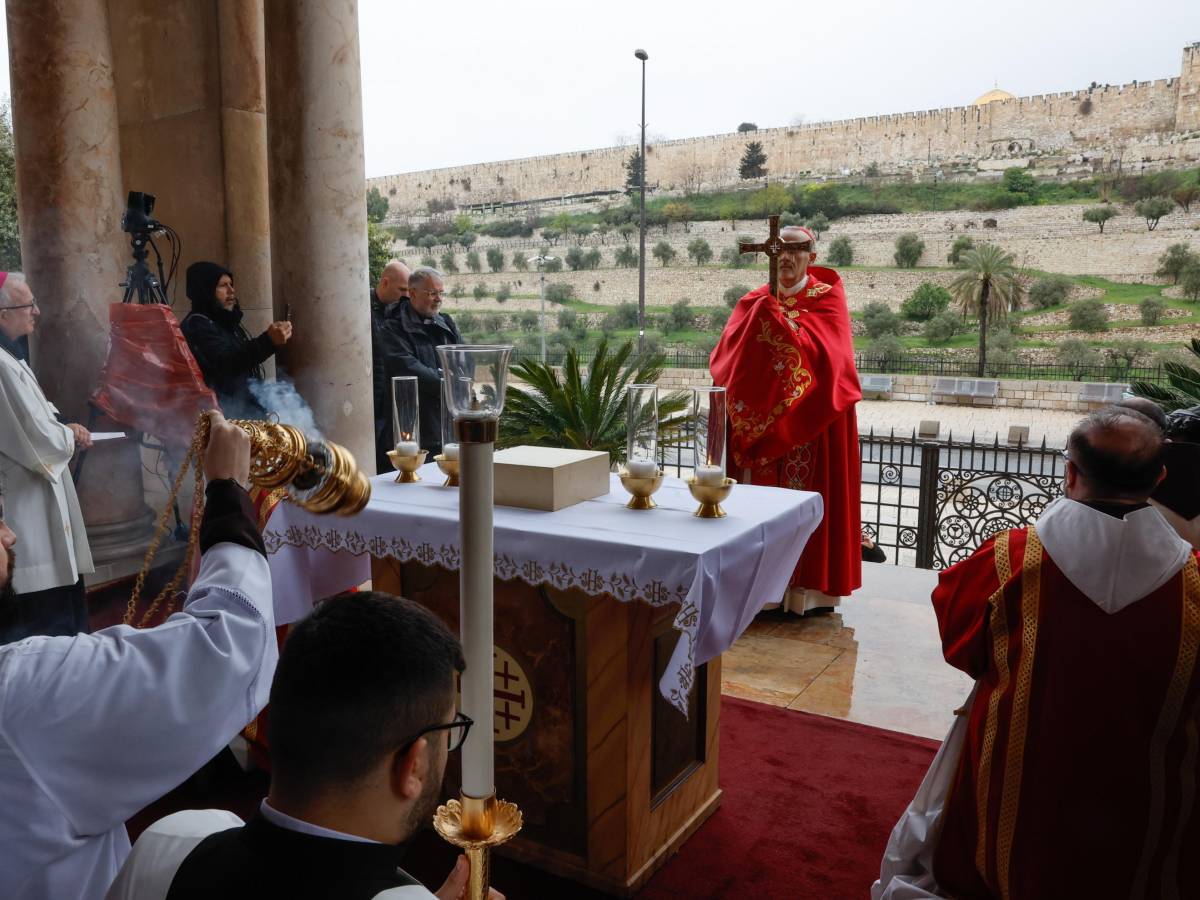 israele vieta a pizzaballa di entrare al santo sepolcro meloni offesa ai credenti poi chiama il patriarca da Ilgiornale.it israele vieta a pizzaballa di entrare al santo sepolcro meloni offesa ai credenti poi chiama il patriarca