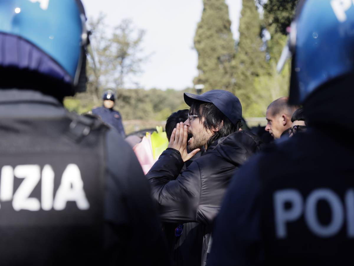 gli anarchici aggrediscono ancora i giornalisti troupe rai minacciata a roma da Ilgiornale.it gli anarchici aggrediscono ancora i giornalisti troupe rai minacciata a roma