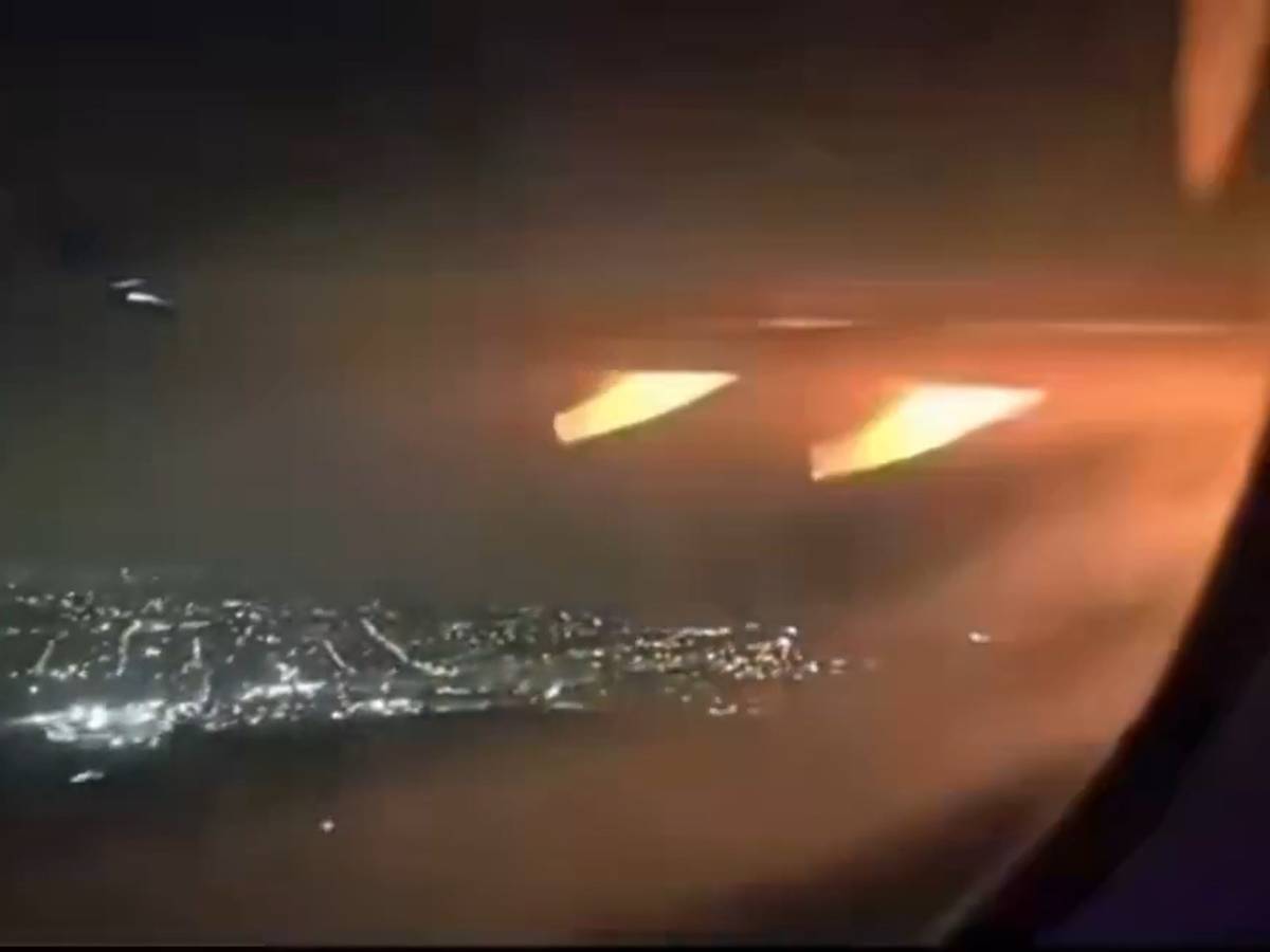 l aereo decolla ma il motore esplode e prende fuoco panico a bordo dell airbus da Ilgiornale.it l aereo decolla ma il motore esplode e prende fuoco panico a bordo dell airbus