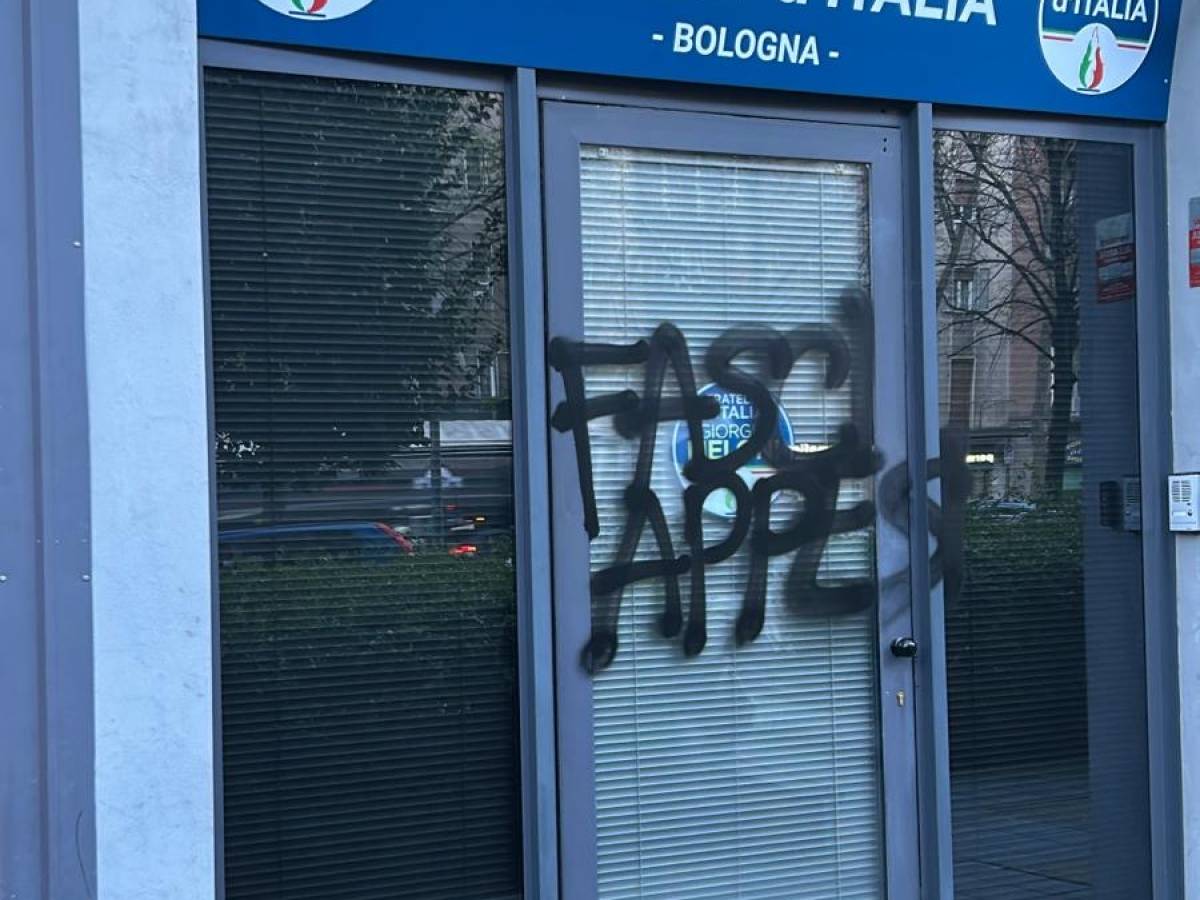 sputi e scritte antifa contro la sede fdi ancora odio rosso a bologna da Ilgiornale.it sputi e scritte antifa contro la sede fdi ancora odio rosso a bologna