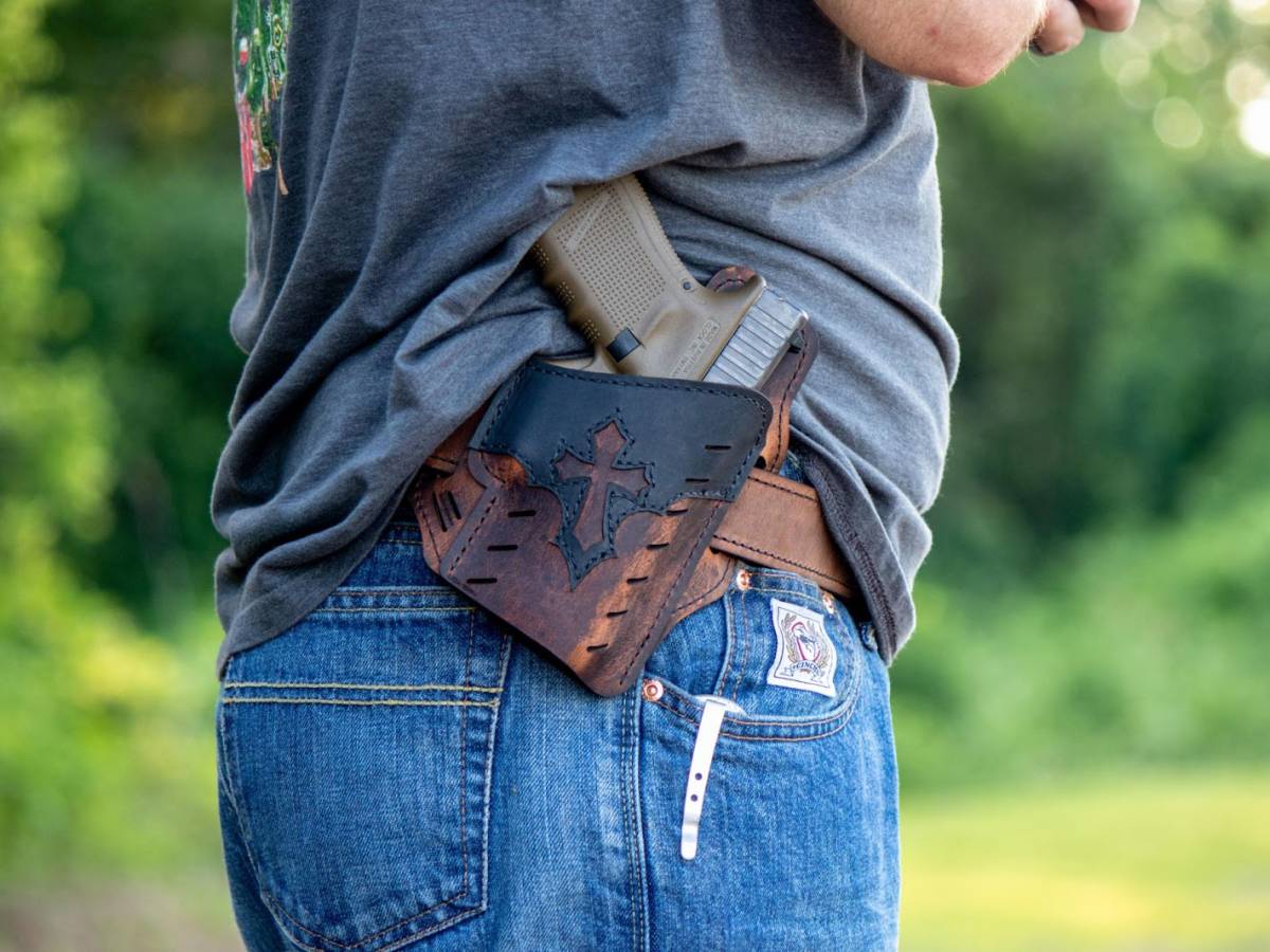 madre lo accompagna a scuola ma il figlio 13enne va a rapinare le poste con una pistola giocattolo da Ilgiornale.it madre lo accompagna a scuola ma il figlio 13enne va a rapinare le poste con una pistola giocattolo