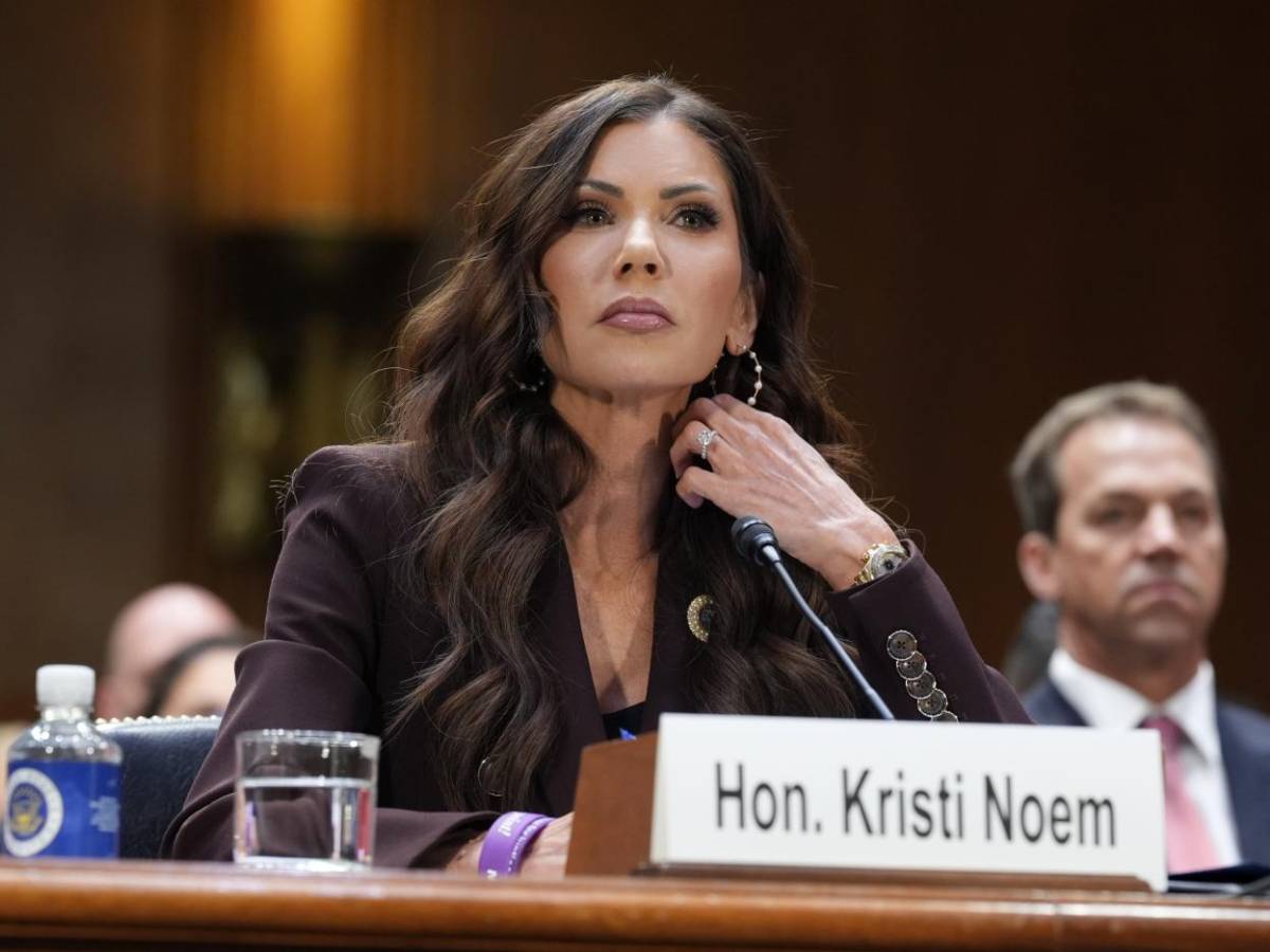 le chat hot e le foto con i seni giganteschi del marito kristi noem nella tempesta da Ilgiornale.it le chat hot e le foto con i seni giganteschi del marito kristi noem nella tempesta