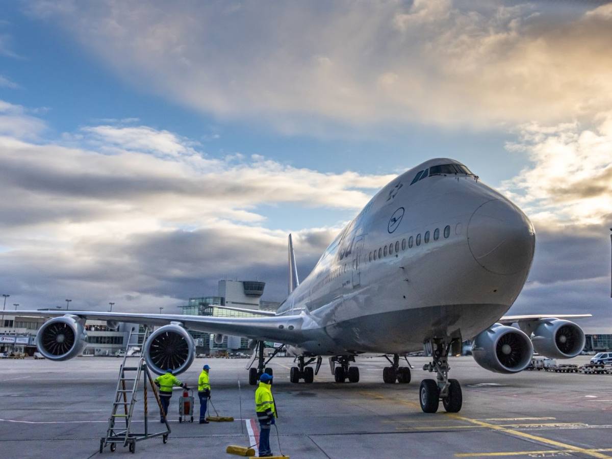 carburante a rischio per i voli limitazioni in 4 aeroporti italiani e ryanair lancia l allarme