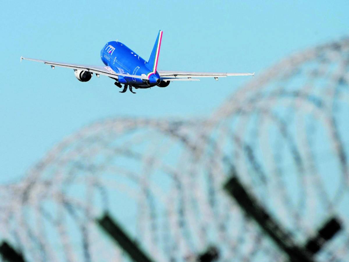 caro voli adesso si paga un supplemento per il carburante ecco cosa chiede questa compagnia da Ilgiornale.it caro voli adesso si paga un supplemento per il carburante ecco cosa chiede questa compagnia